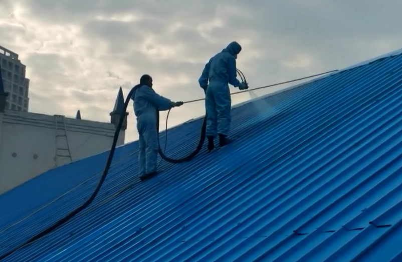 彩鋼瓦房保溫噴涂性價(jià)比優(yōu)選，京華邦威聚氨酯噴涂設(shè)備廠家！